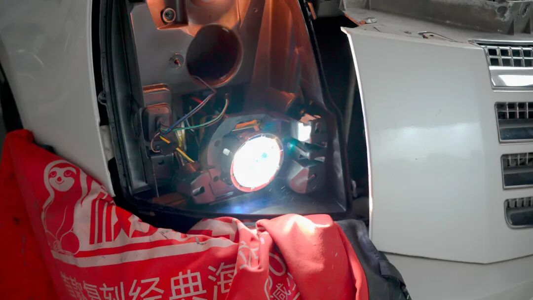 凯迪拉克凯雷德车灯升级马瑞利雨雾通双直射LED透镜