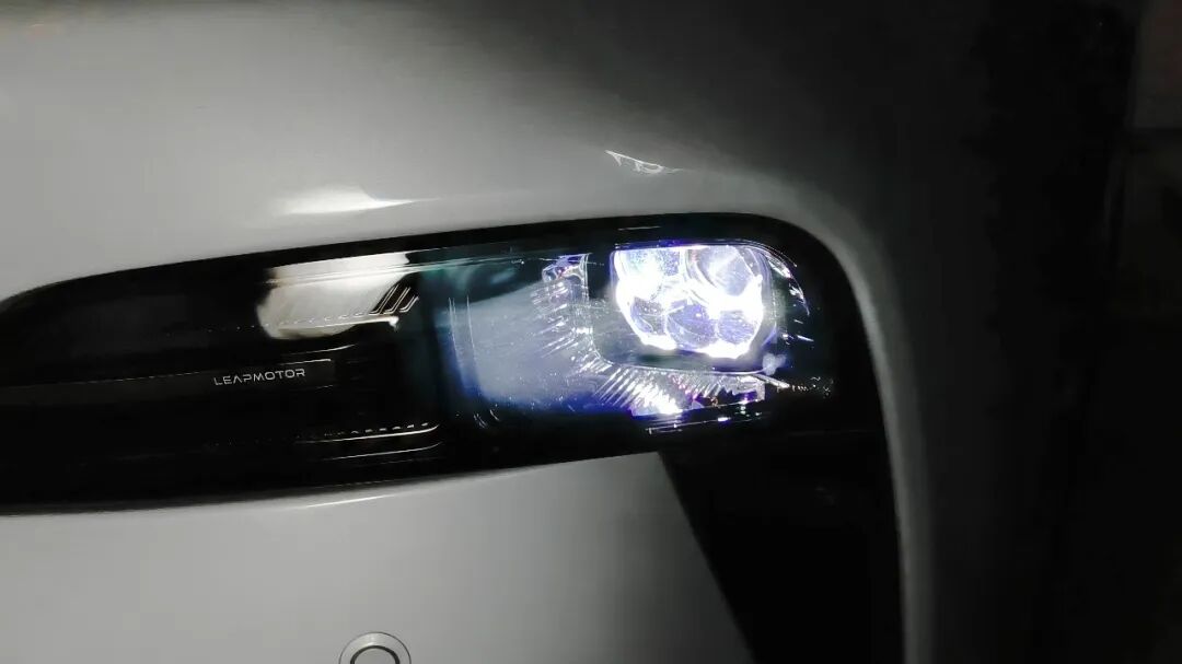 零跑C11车灯升级马瑞利至尊5复眼LED透镜