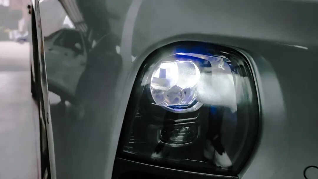 蔚来ET5车灯升级马瑞利至尊5复眼LED透镜